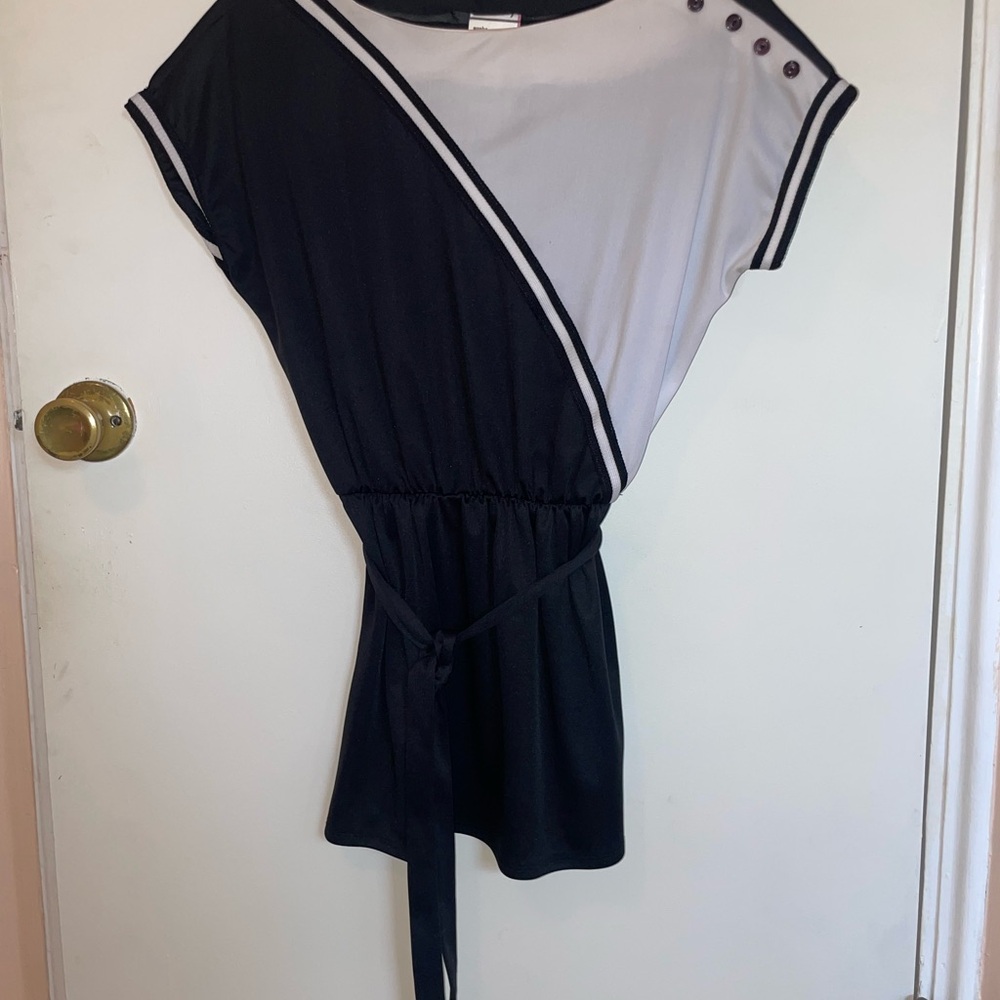 Vintage Black and White Belted Tunic Top with Button Detail 🖤🤍